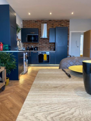 Stylish 2 Bed Apt, 2 Minute Walk From The Beach.